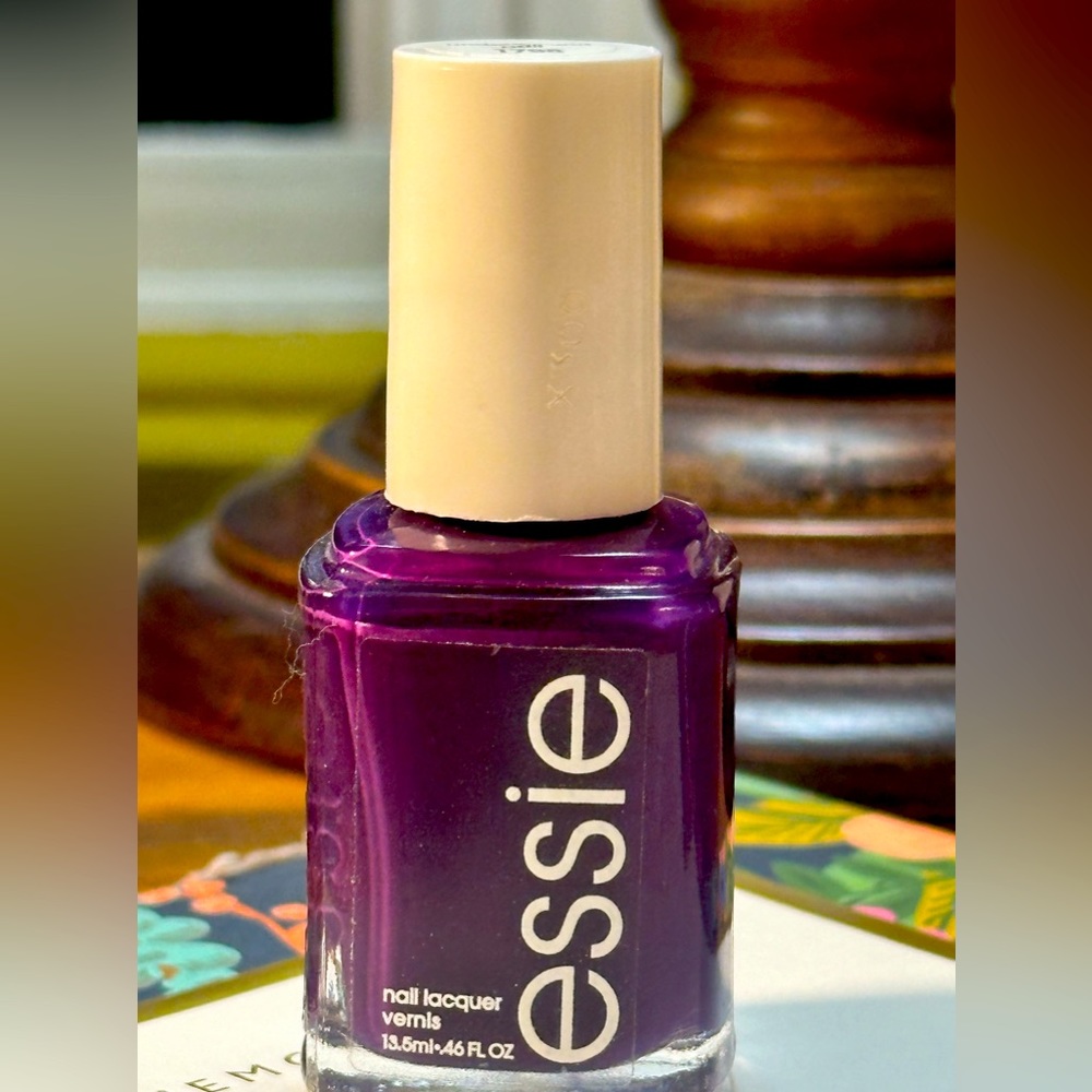 ESSIE 1798 Underground Bail Nail Polish NEW